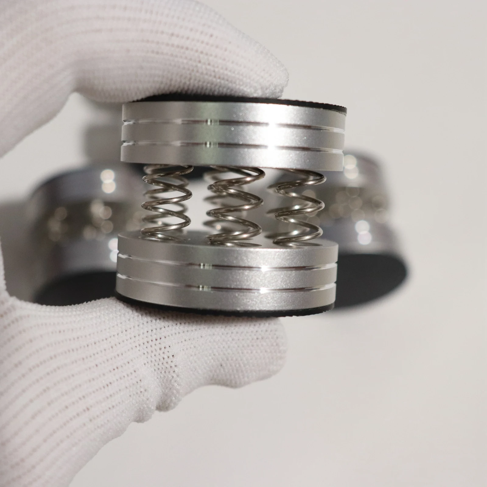 1 상자에 4pcs HiFi 솔리드 알루미늄 합금 충격 스파이크 스프링 댐핑 패드 HiFi 스탠드 피트 오디오 CD 증폭기 용 스피커 스파이크